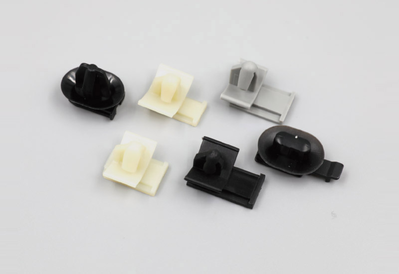 帶箭頭的汽車卡扣適用于橢圓孔